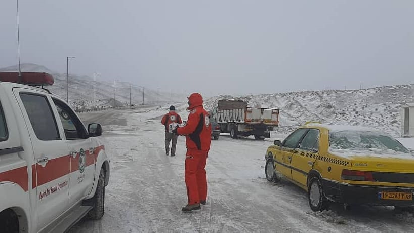 امدادرسانی هلال احمر به ۹۶۳ نفر در راه ماندگان ناشی از برف و کولاک استان سمنان